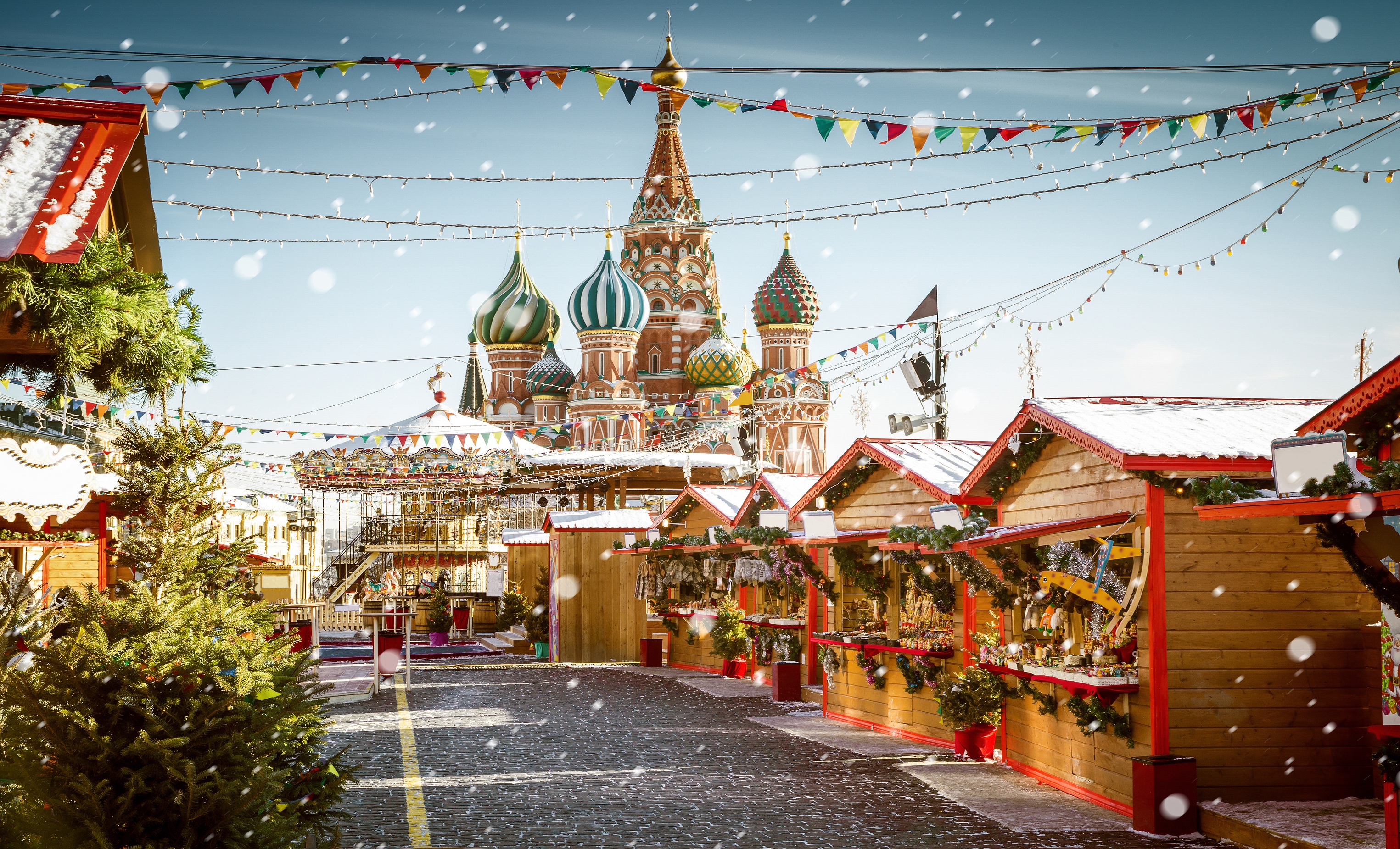 Куда поехать в москве на праздники. Новогодняя ярмарка на красной площади. Рождество на красной площади. Ярмарка зимой в Москве. Красная площадь зимой.