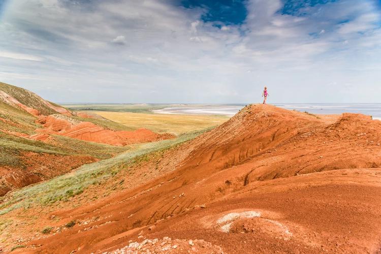 Царство алых маков: путешествие по астраханским степям