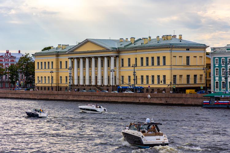 Автобус| Дворцов царей и полководцев в Пальмире Северной не счесть