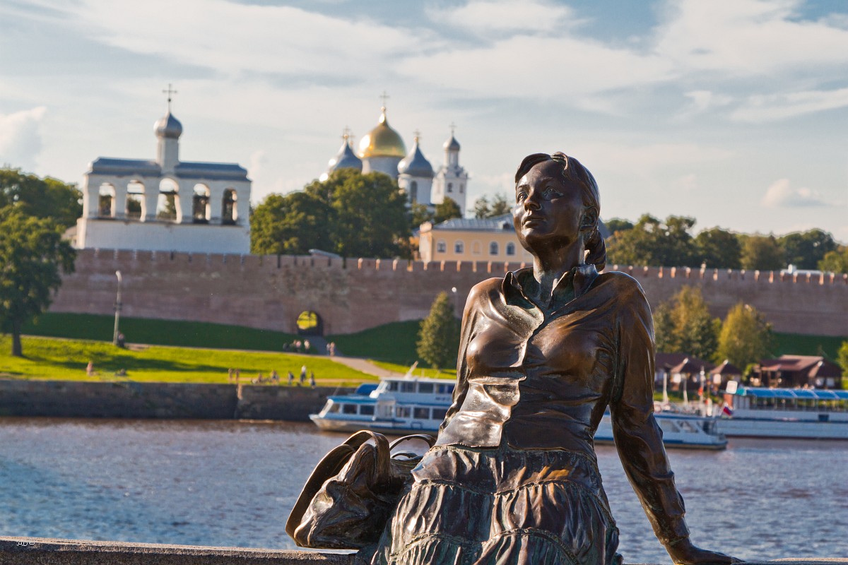 Ем новгороде. Великий Новгород памятник туристке. Памятник девушке туристке в Великом Новгороде. Великий Новгород Кремль памятник. Памятник путешественнице Великий Новгород.