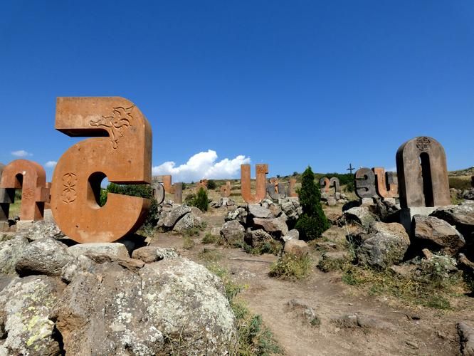 От кривых улочек Тбилиси до каменных монументов Еревана